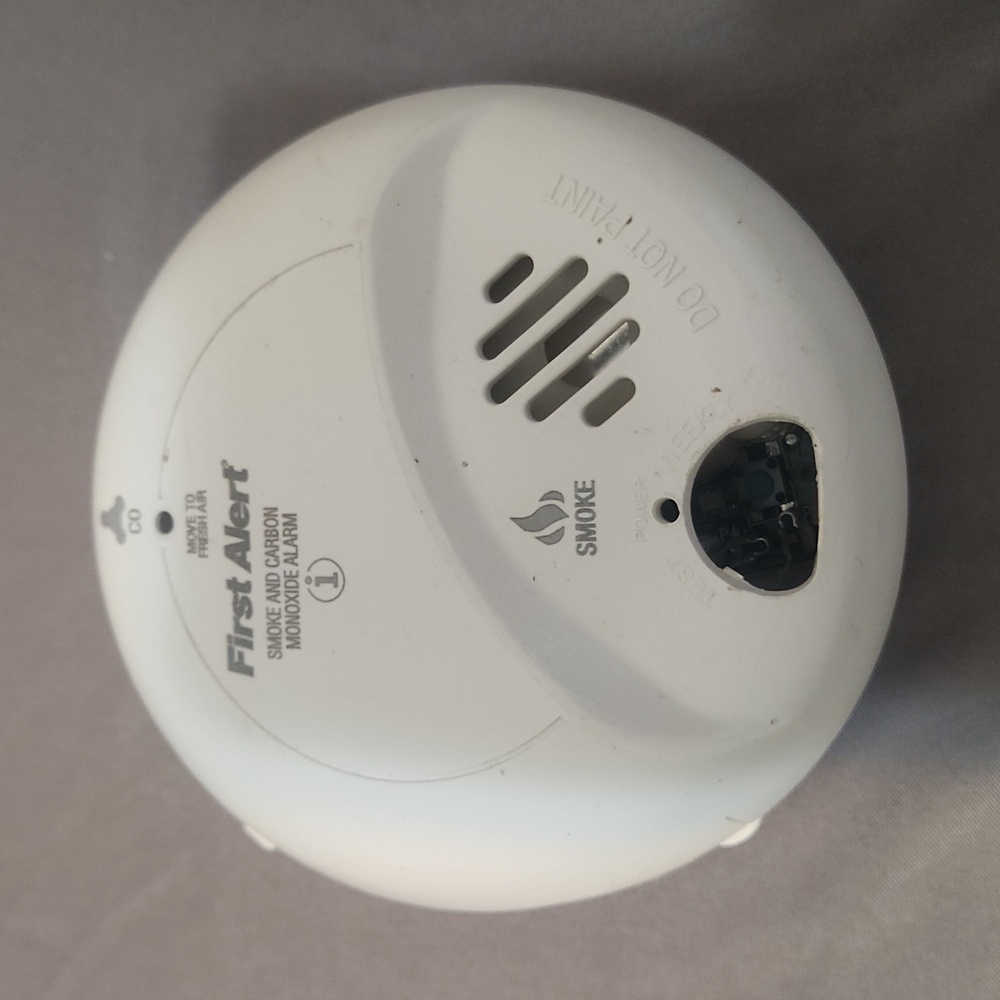 Smoke and carbon monoxide detector